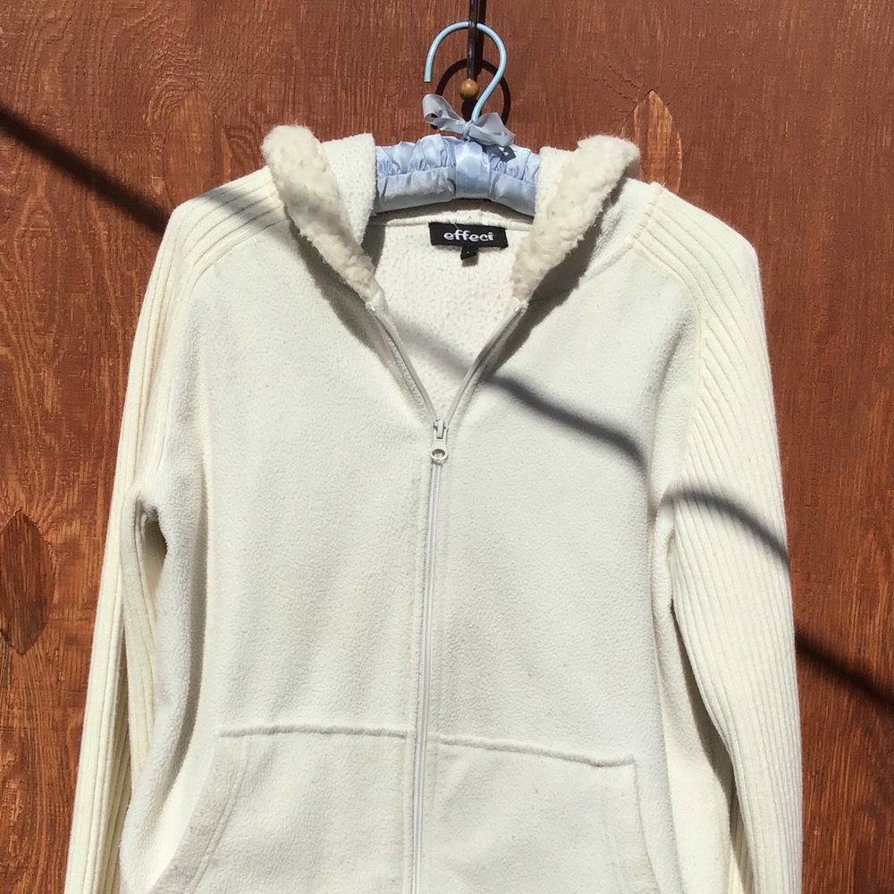 Adorable gently used zip front long sleeve hoodie